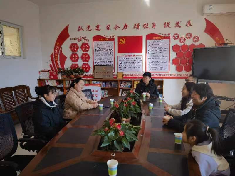 与老师交流.jpg 与老师交流.jpg